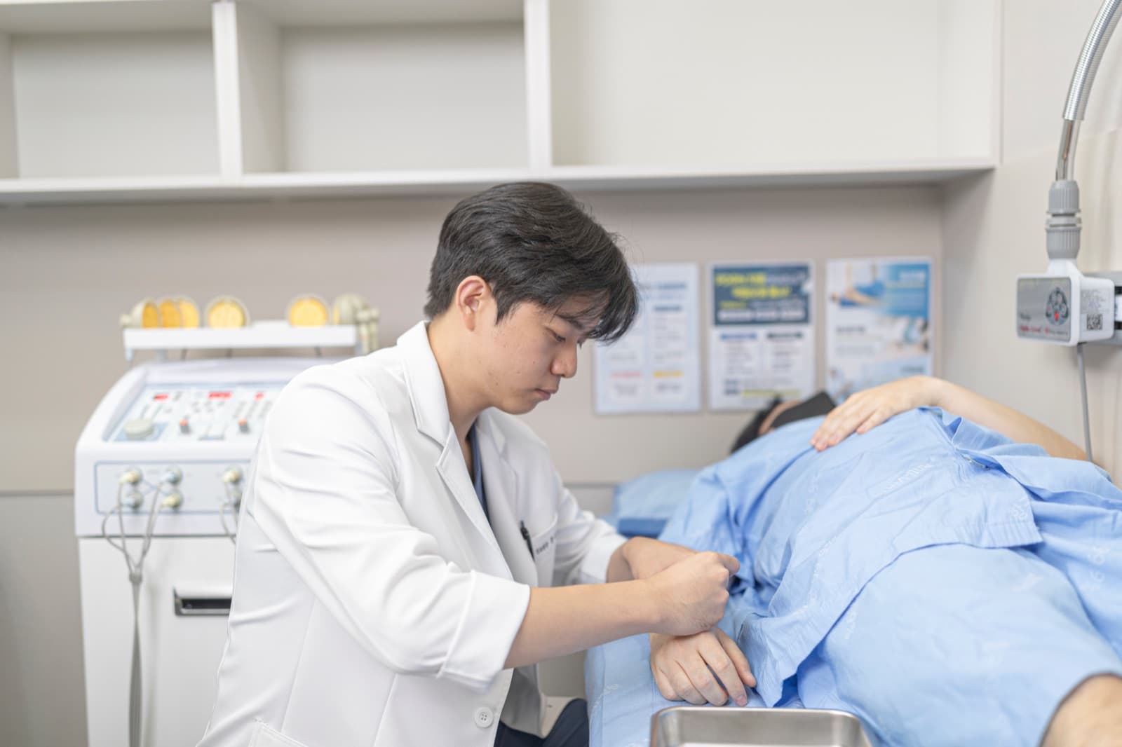 치료 중인 리움한의원 원장